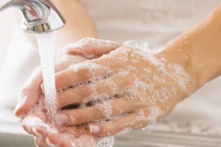 Lavar las manos de manera minuciosa